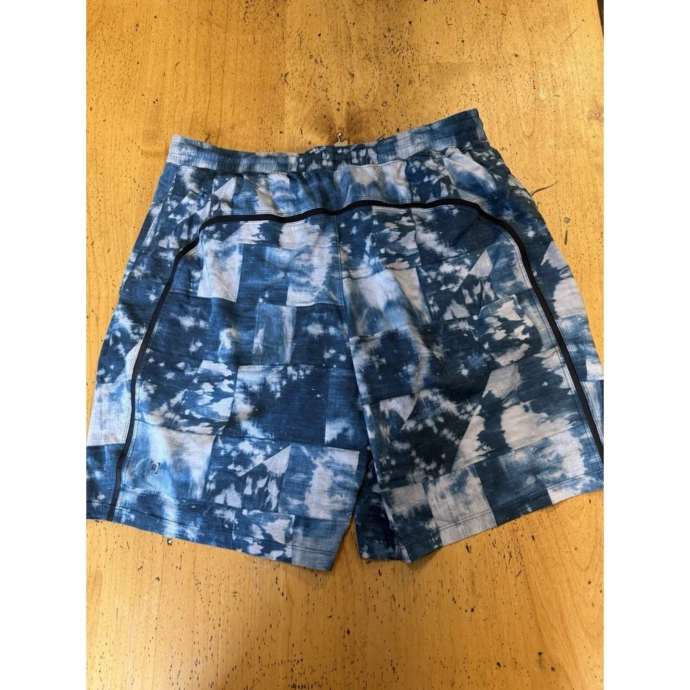 Lululemon Mens Pace Breaker Shorts Size XL  7 Inseam Lined Abstract Print